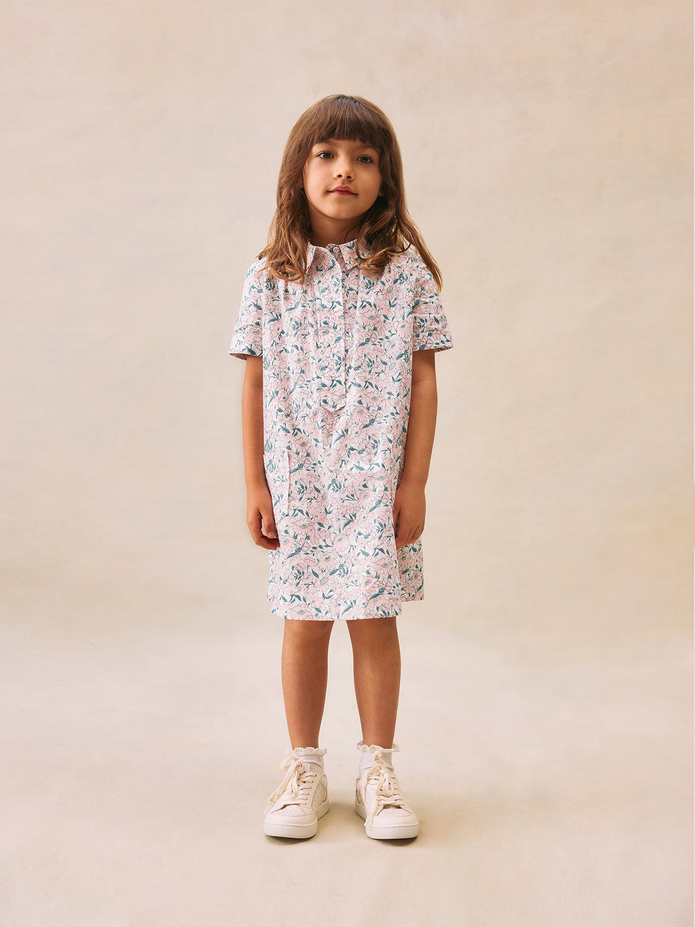 Look de niña verano 2025 Vestido rosa en tejido Liberty
