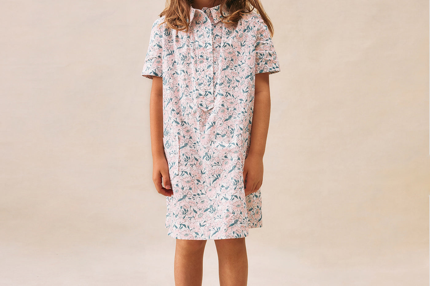 Look de niña verano 2025 Vestido rosa en tejido Liberty