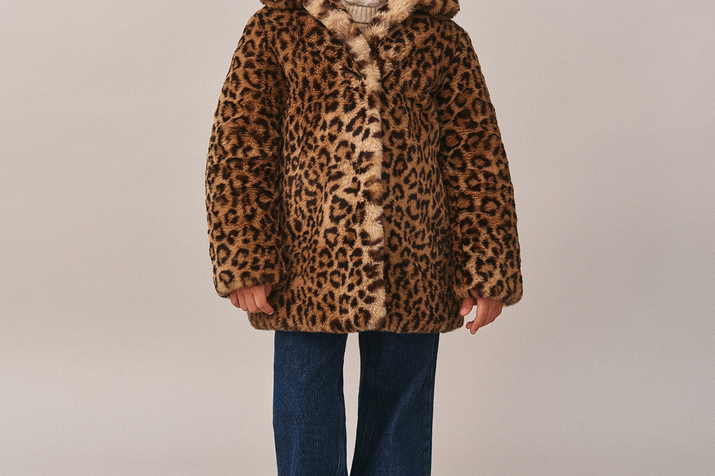 Look de niña invierno 2025 - Abrigo de leopardo
