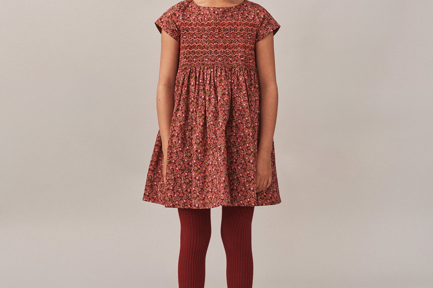 Mädchen-Winterlook 2025 – Rotes Liberty-Kleid