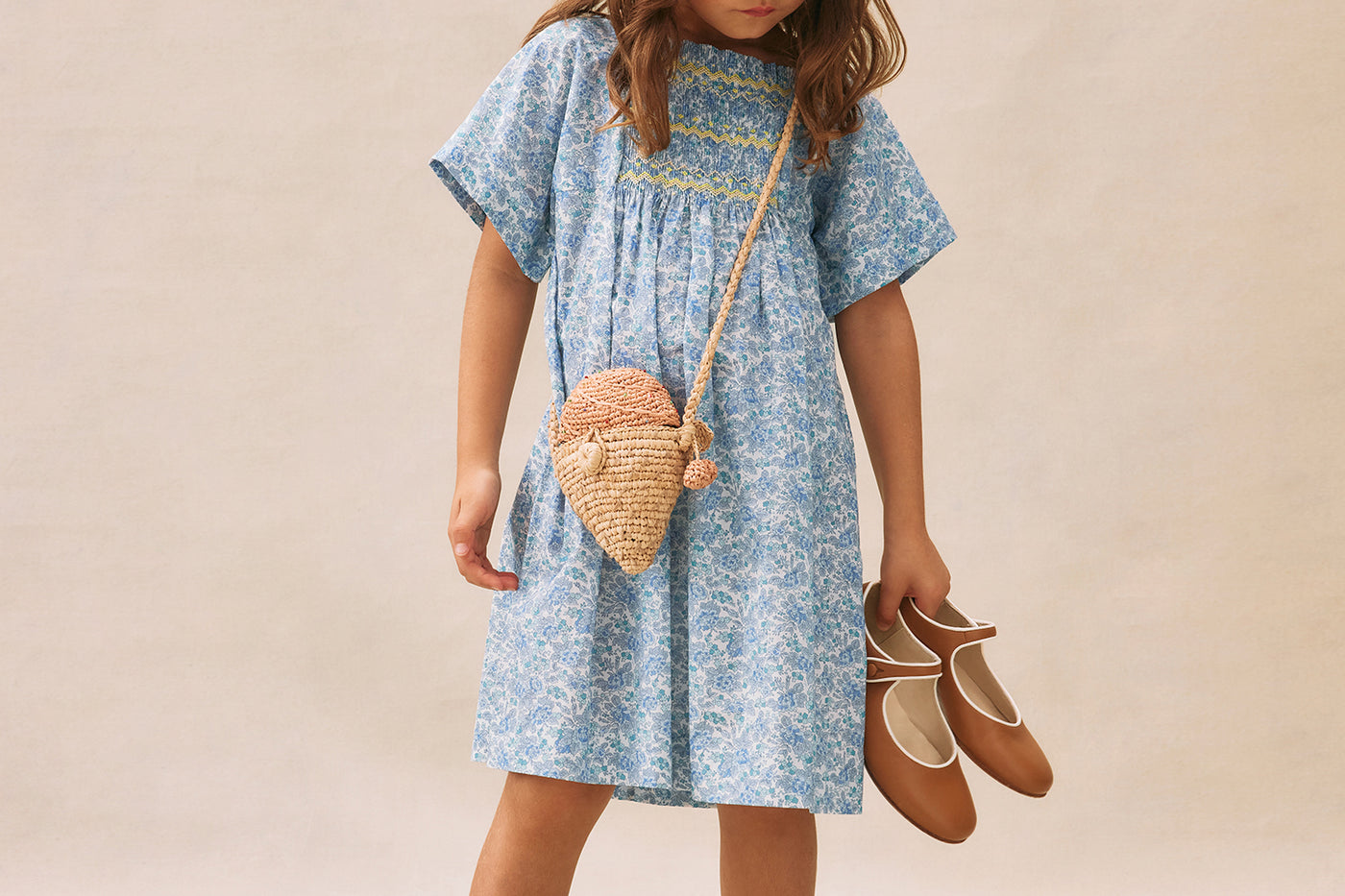Look de niña verano 2025 Vestido azul en tejido Liberty