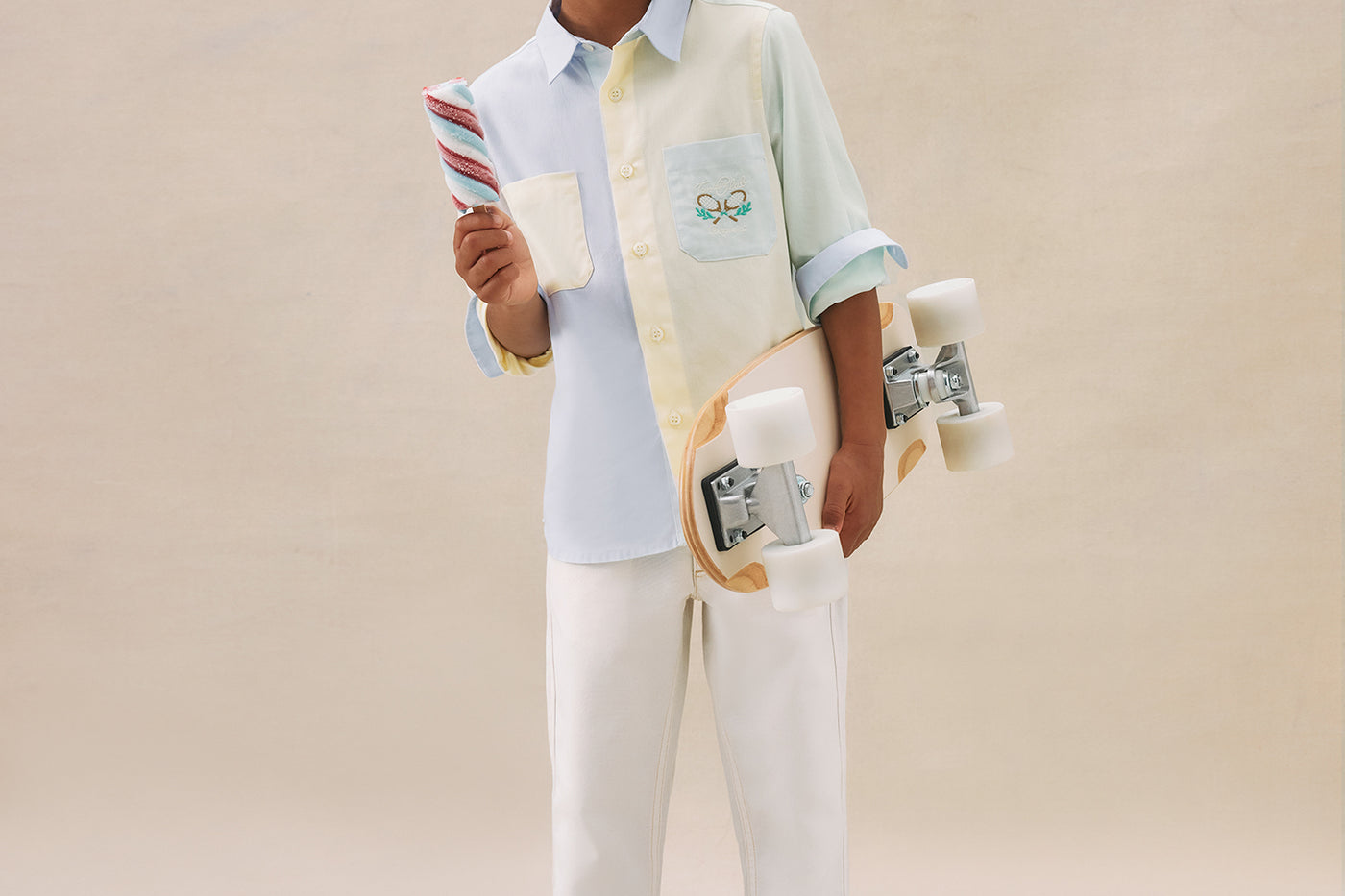 Look de niño verano 2025 Camisa colorblock