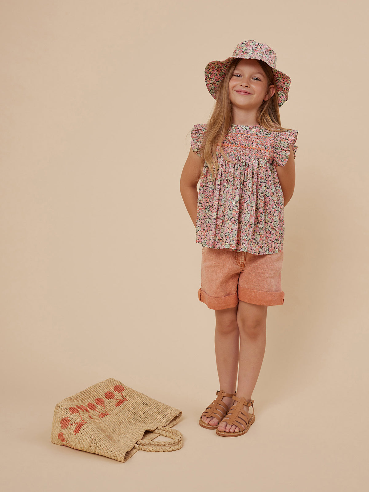 Crucero 2024 look con blusa de tejido Liberty de niña