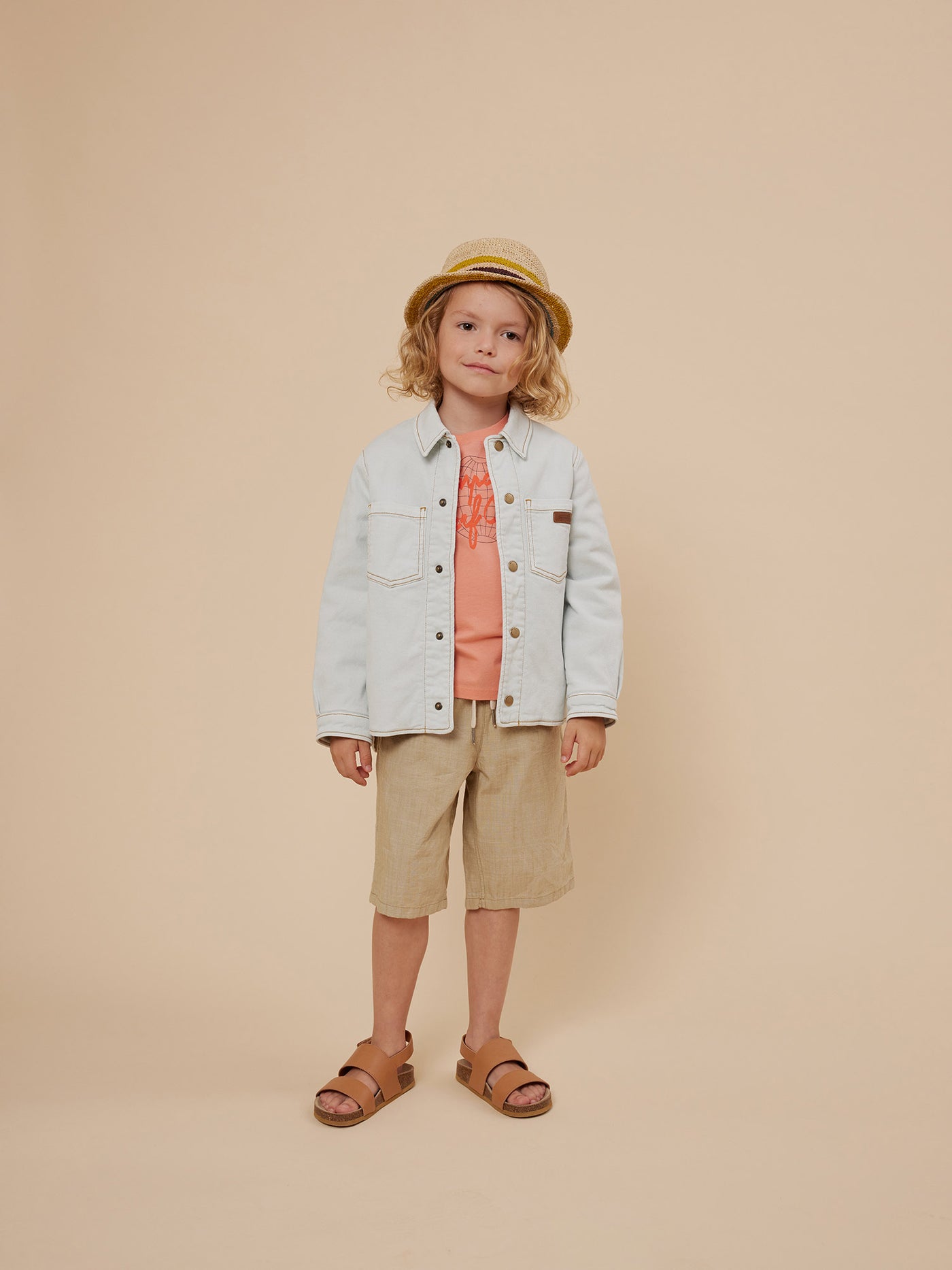 Cruise 2024 look con sobrecamisa vaquera de niño