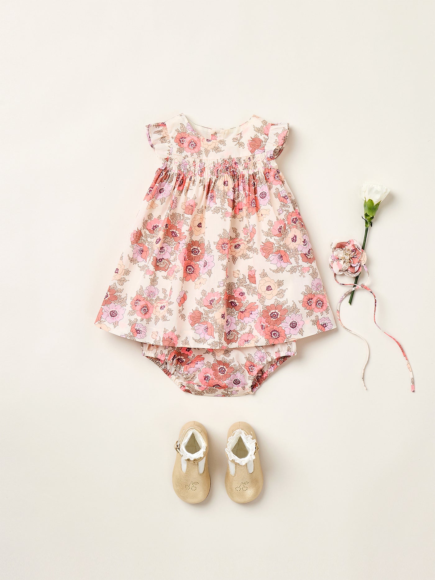 Verano 2025 Look de bebé niña - Vestido floral con punto smock