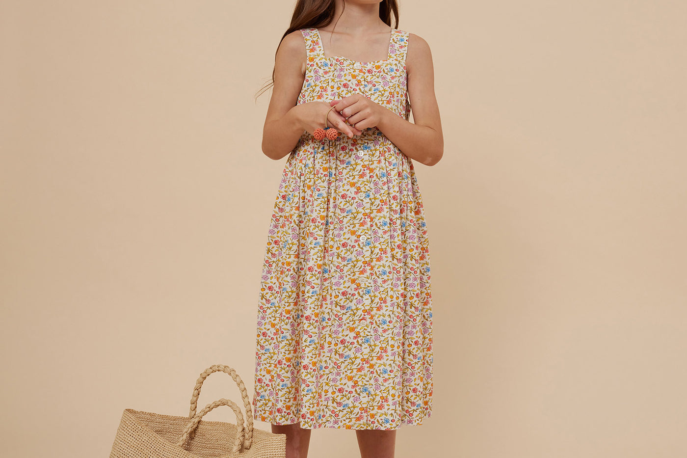 Crucero 2024 look con vestido floral de niña