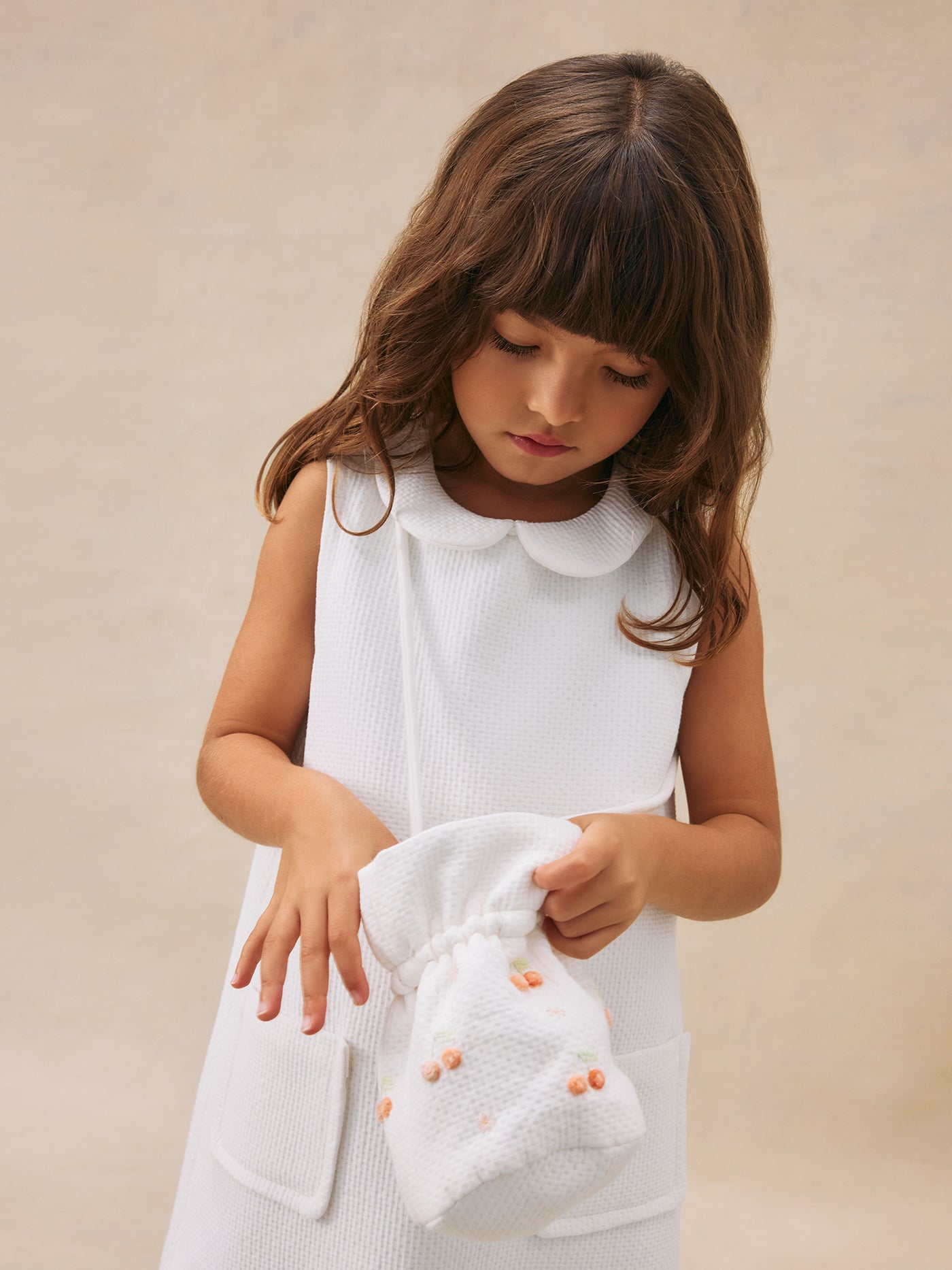 Look de niña verano 2025 Vestido con cuello