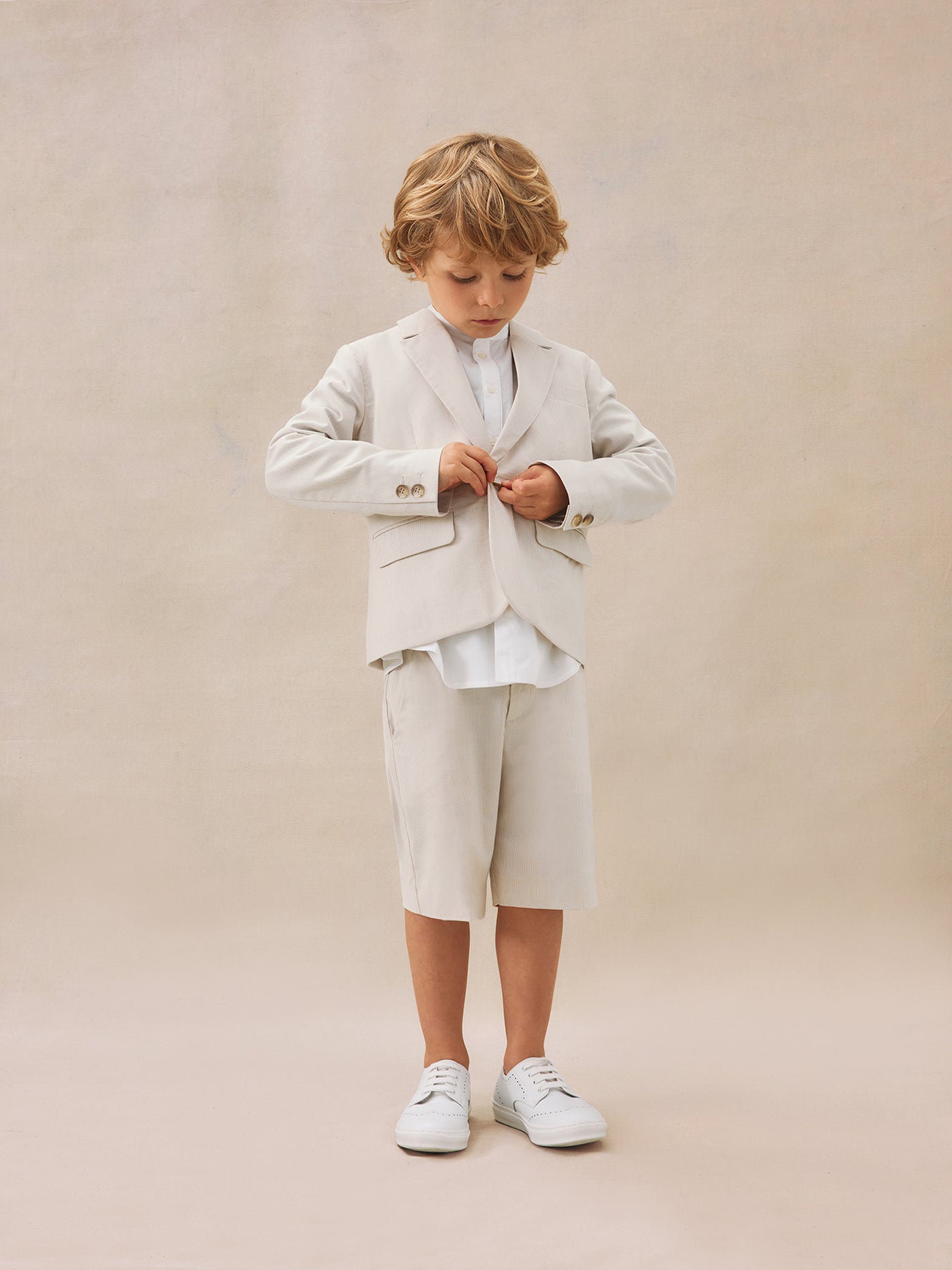 Look de niño verano 2025 Traje beige