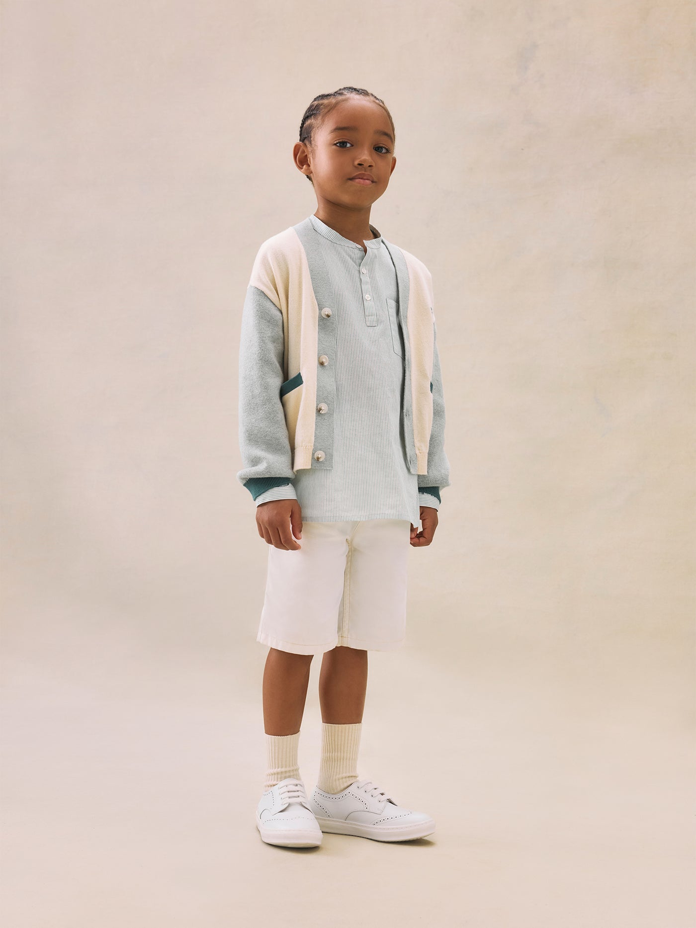 Crucero 2025 look con cárdigan bordado de niño