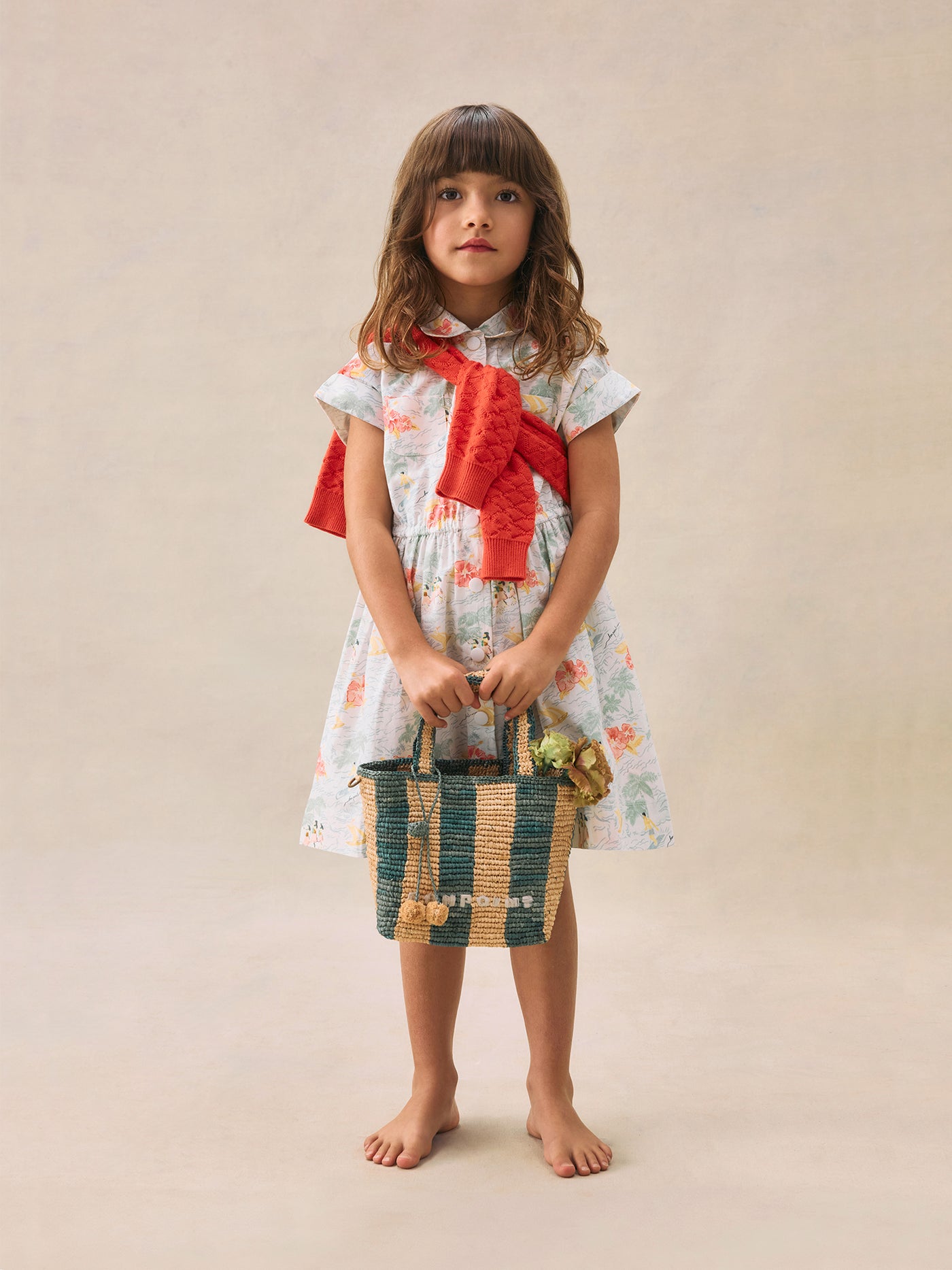 Crucero 2025 look con vestido estampado de niña