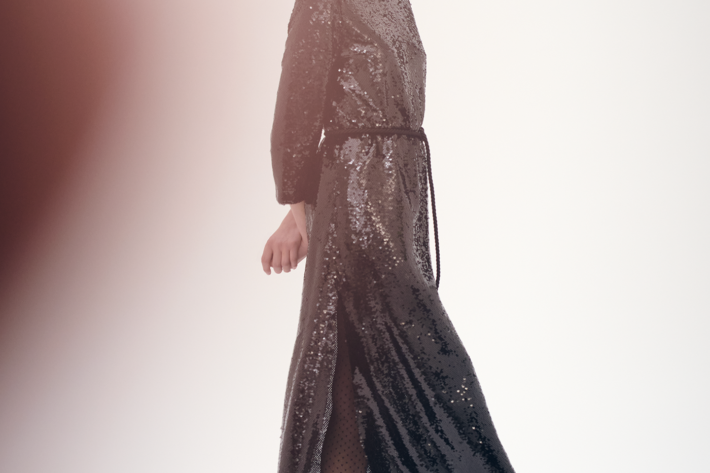 Invierno 2024 look con vestido de lentejuelas de mujer