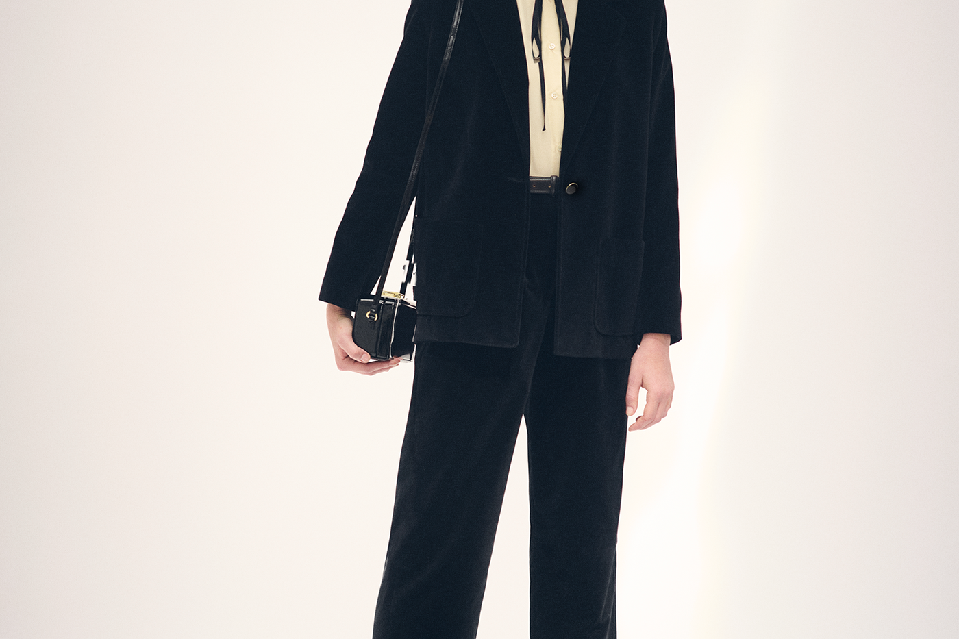 Invierno 2024 look con traje de terciopelo de mujer