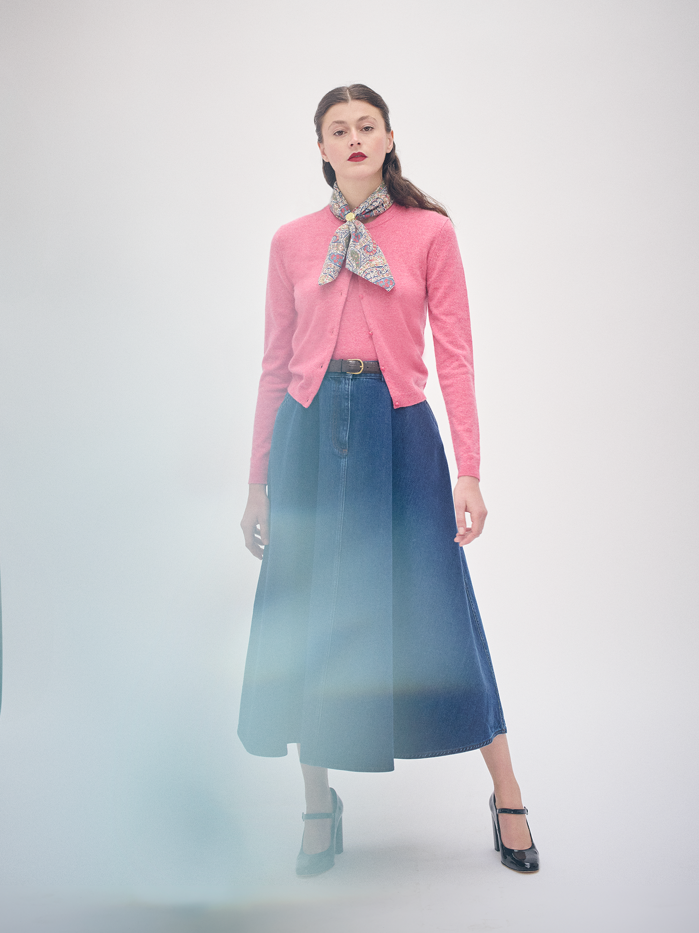 Invierno 2024 look con falda vaquera de mujer