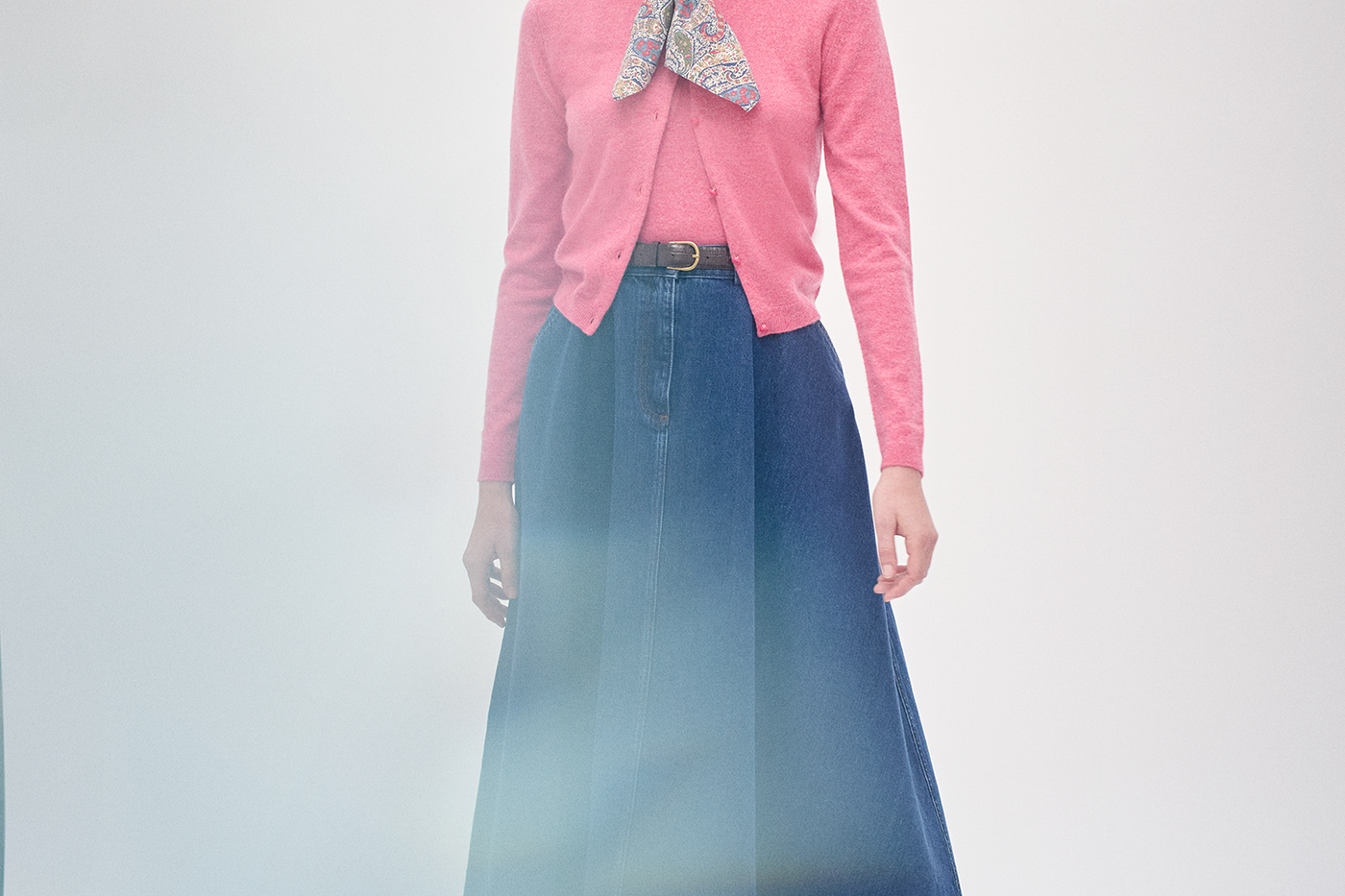 Invierno 2024 look con falda vaquera de mujer