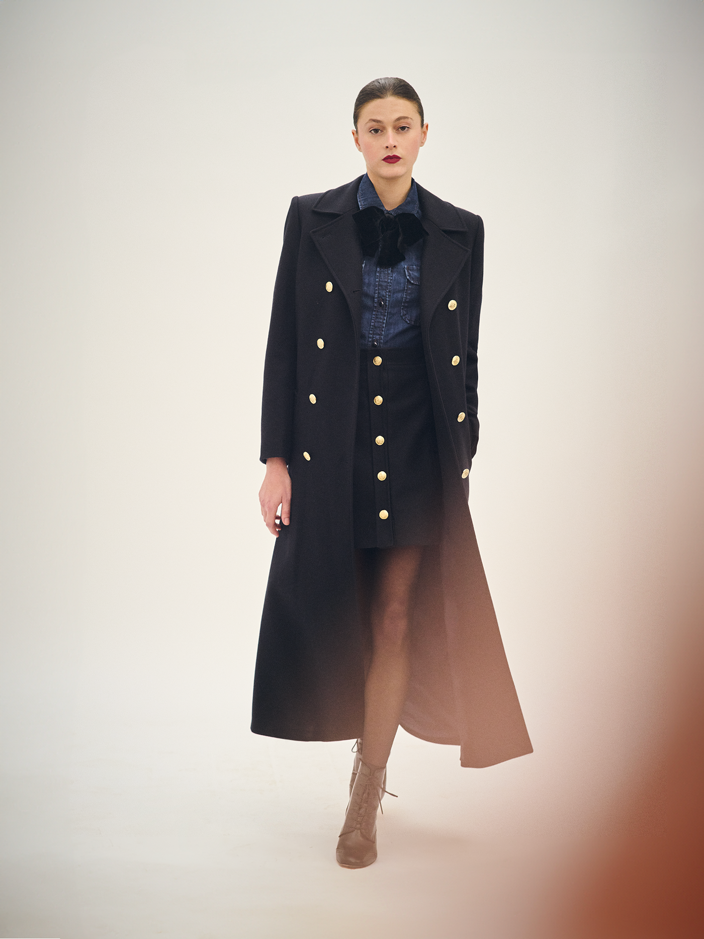 Invierno 2024 look con abrigo Greco de mujer
