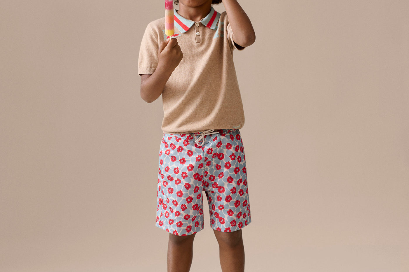 Look de niño verano 2026 - Polo Loyal con motivos de bandera y número 75