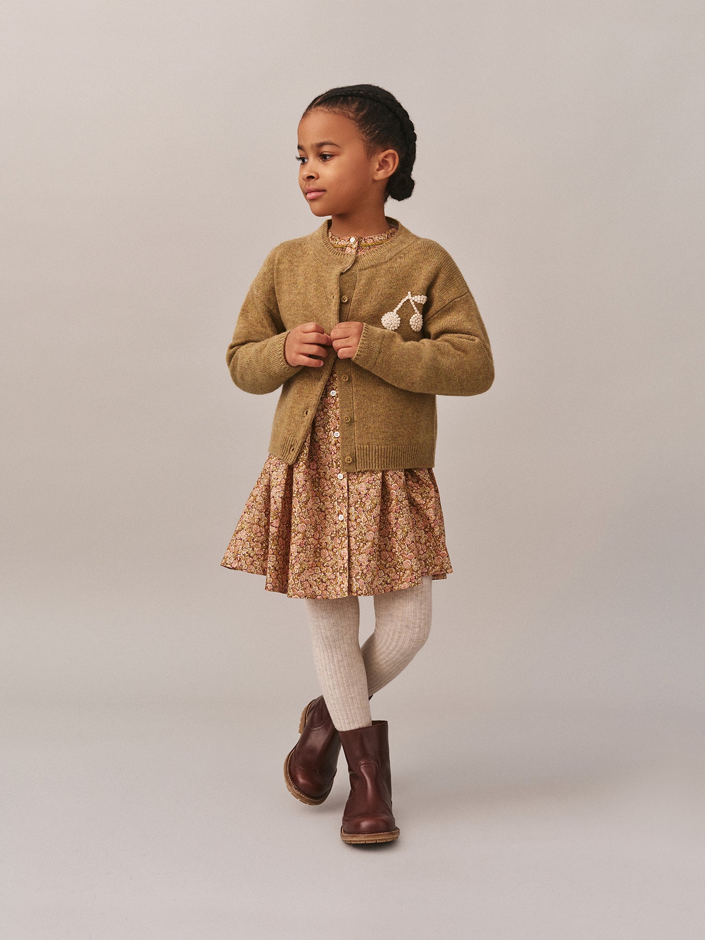 Look invernale per bambina 2025 - Cardigan ciliegia