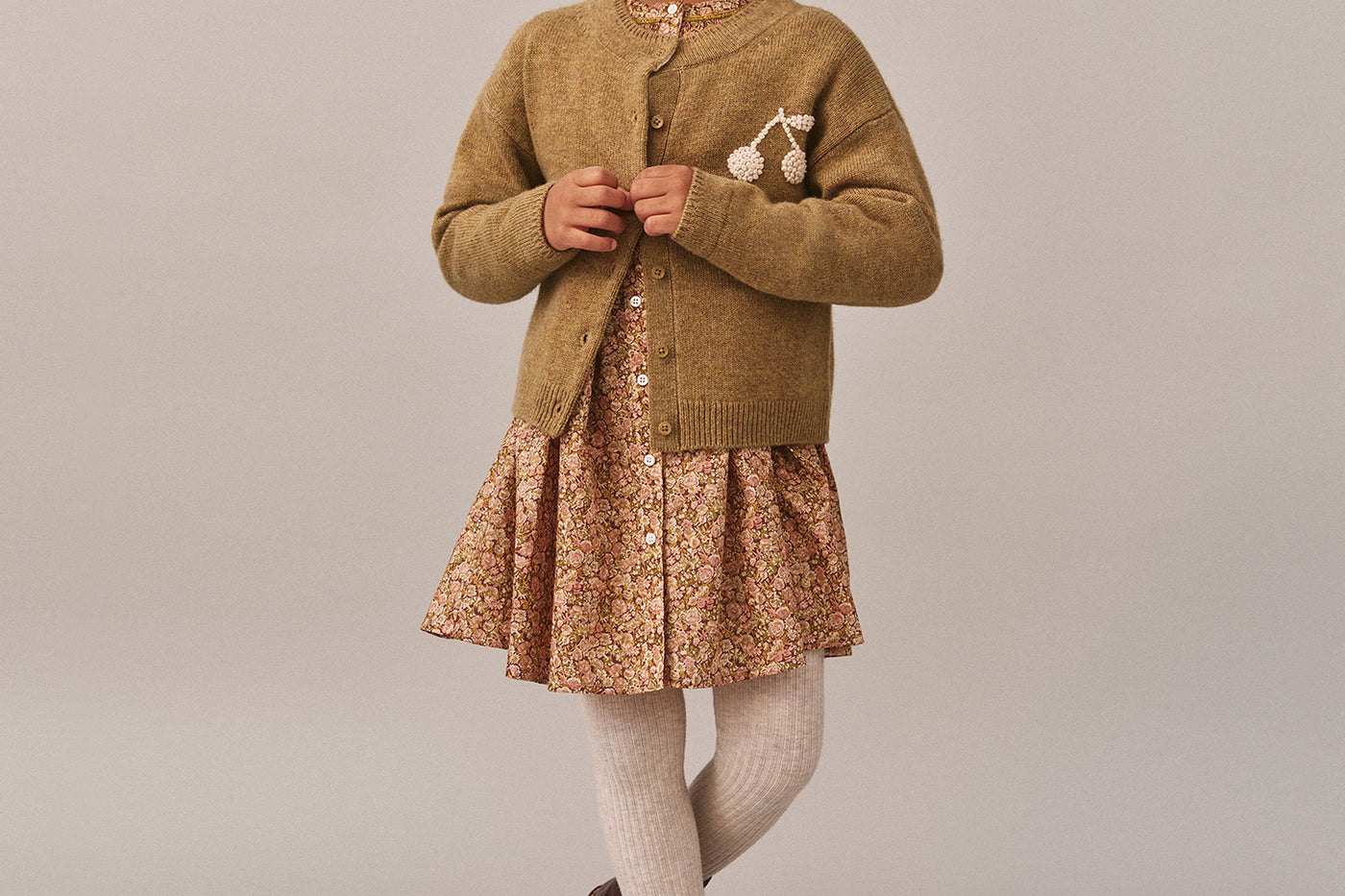 Look invernale per bambina 2025 - Cardigan ciliegia