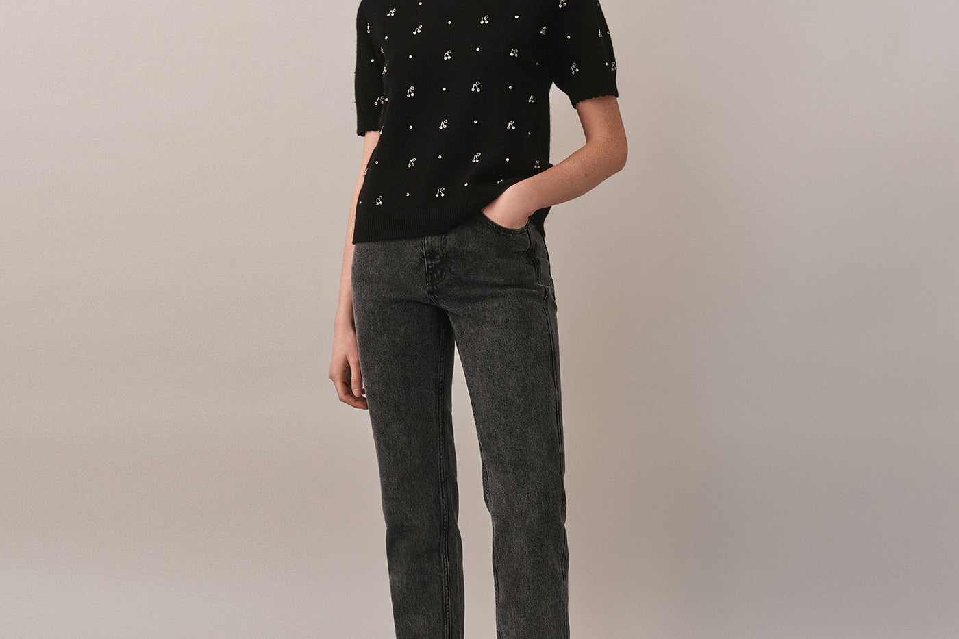 Look de mujer invierno 2025 - Jersey con bordado de cerezas