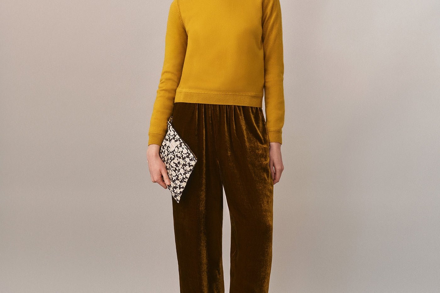 Look de mujer invierno 2025 - Pantalón de terciopelo de seda