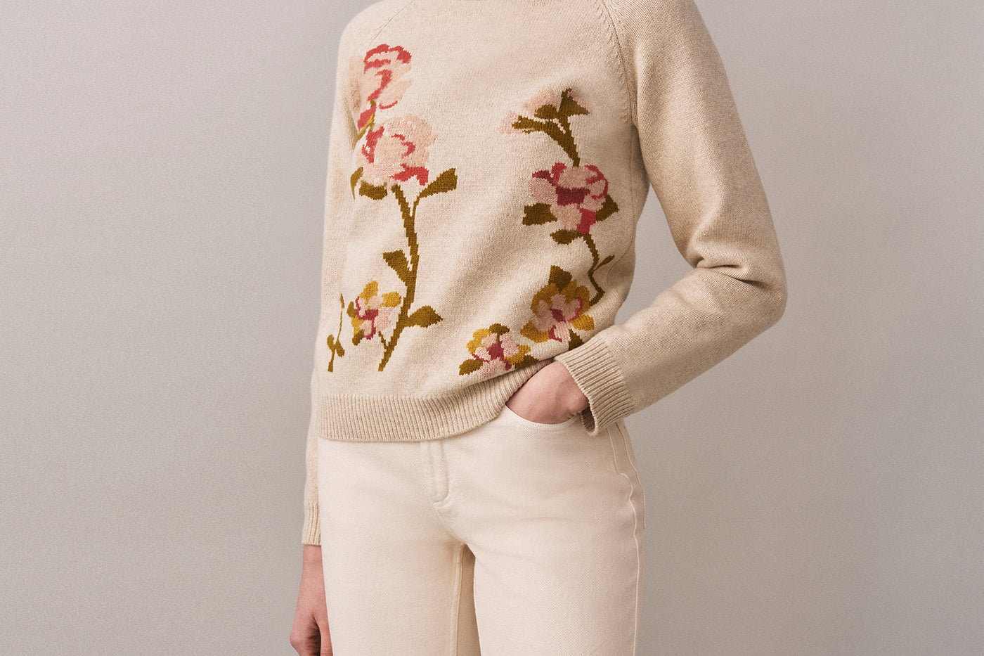 Look de mujer invierno 2025 - Jersey bordado con flor
