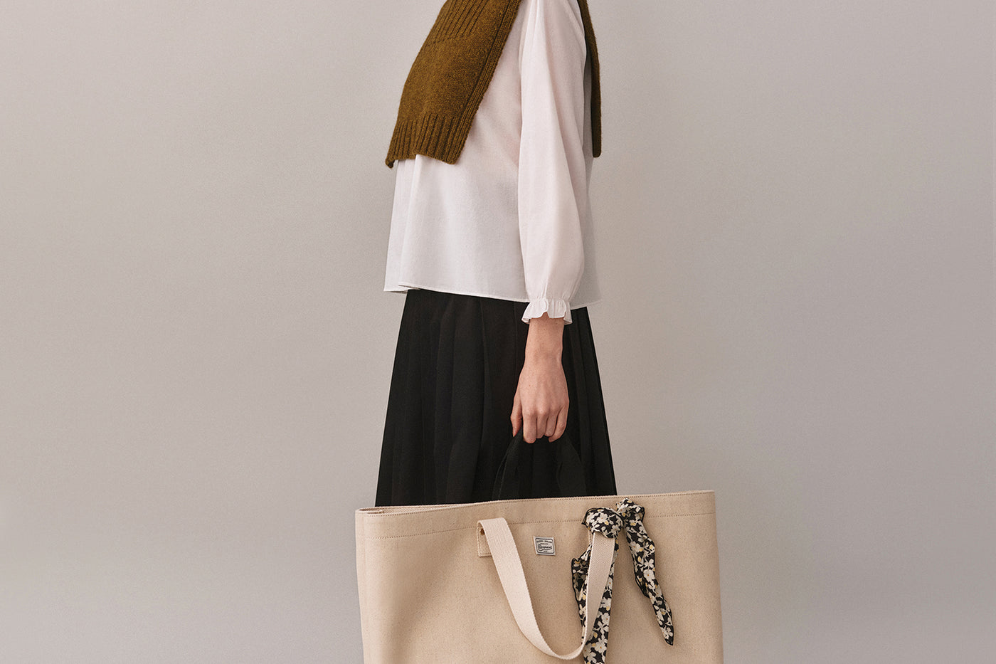 Look de mujer invierno 2025 - Camisa y cuello desmontable