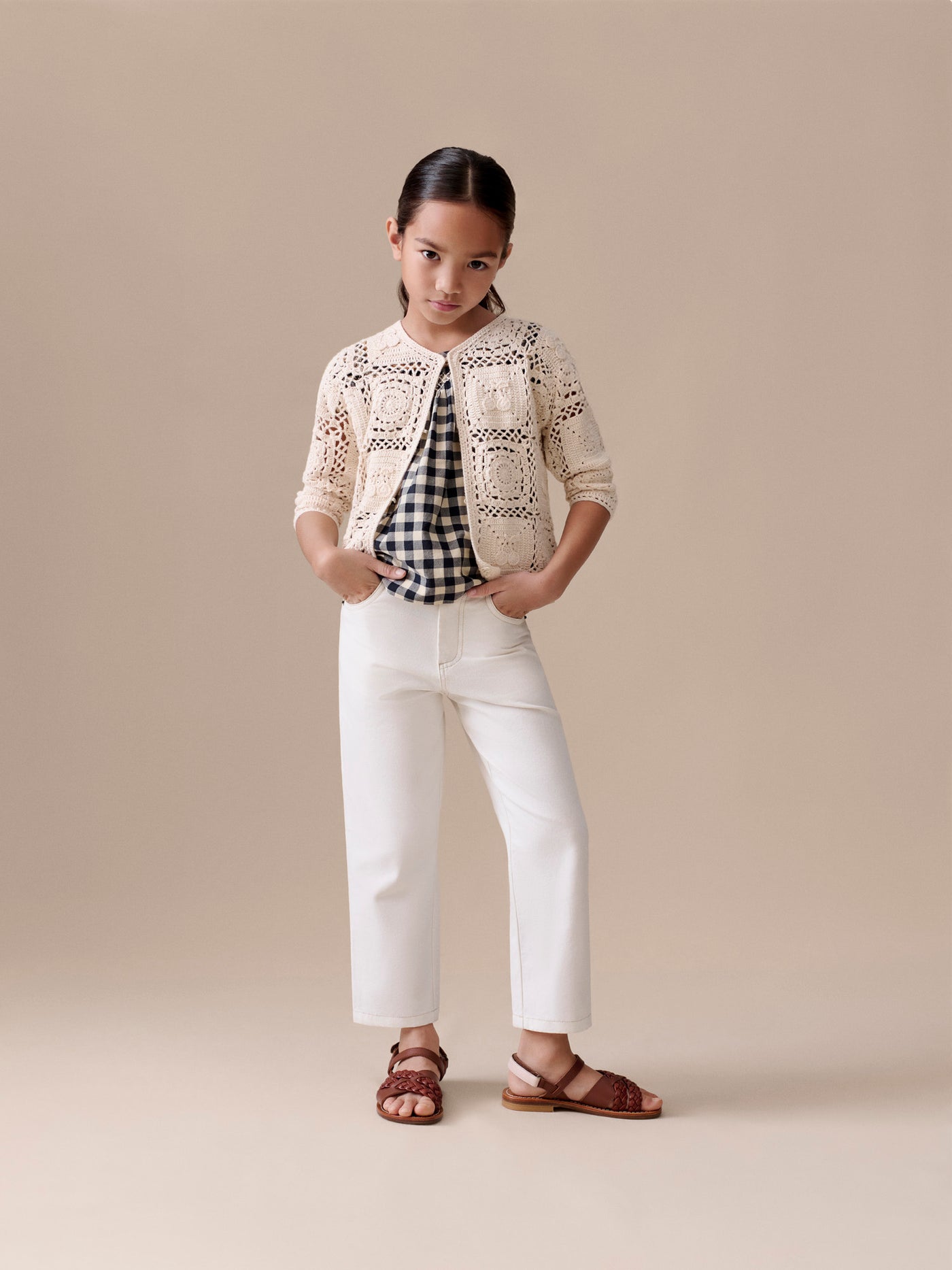 Look Fille Eté 2026 - Cardigan crocheté à la main