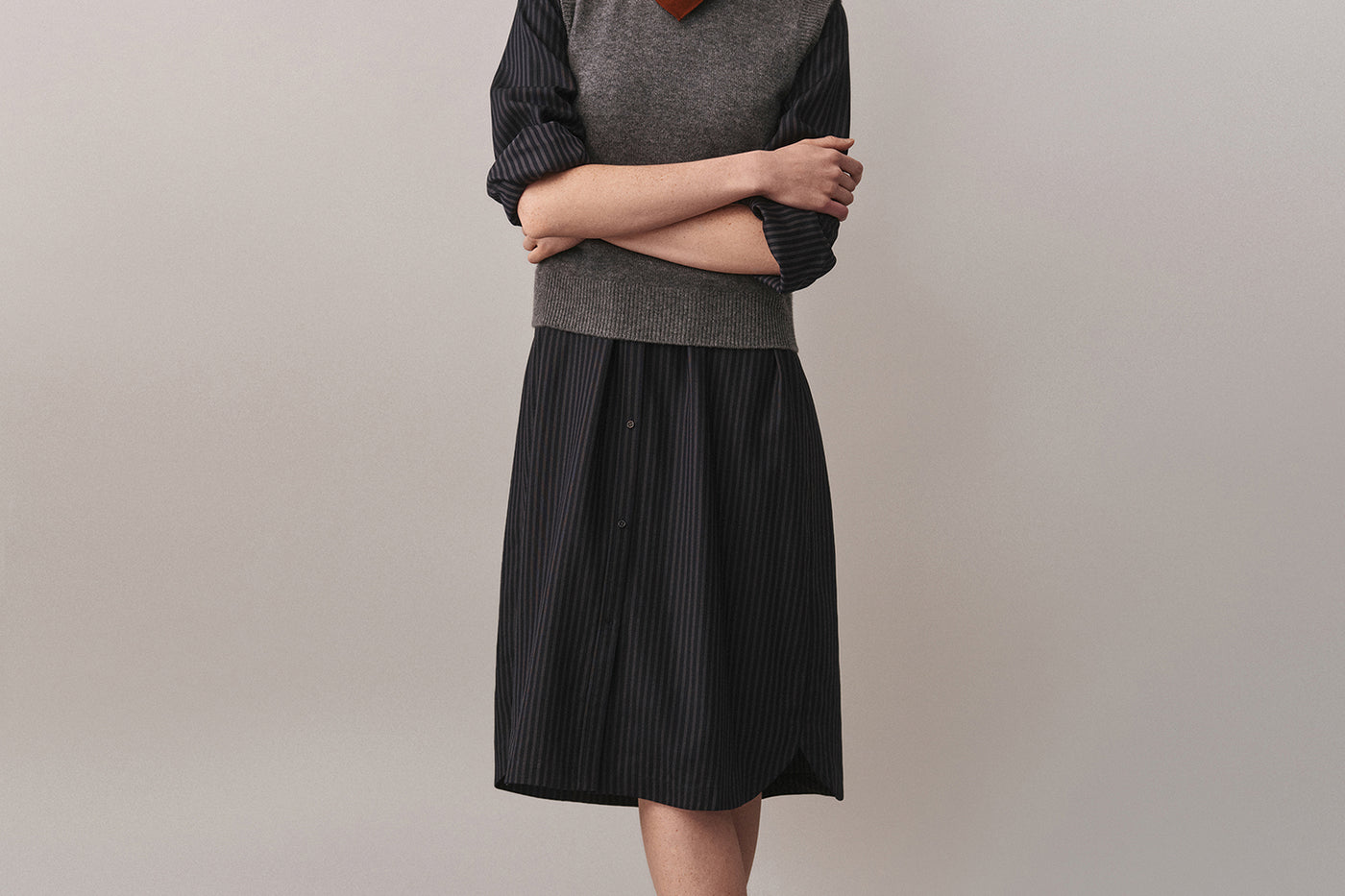 Look de mujer invierno 2025 - Vestido de rayas