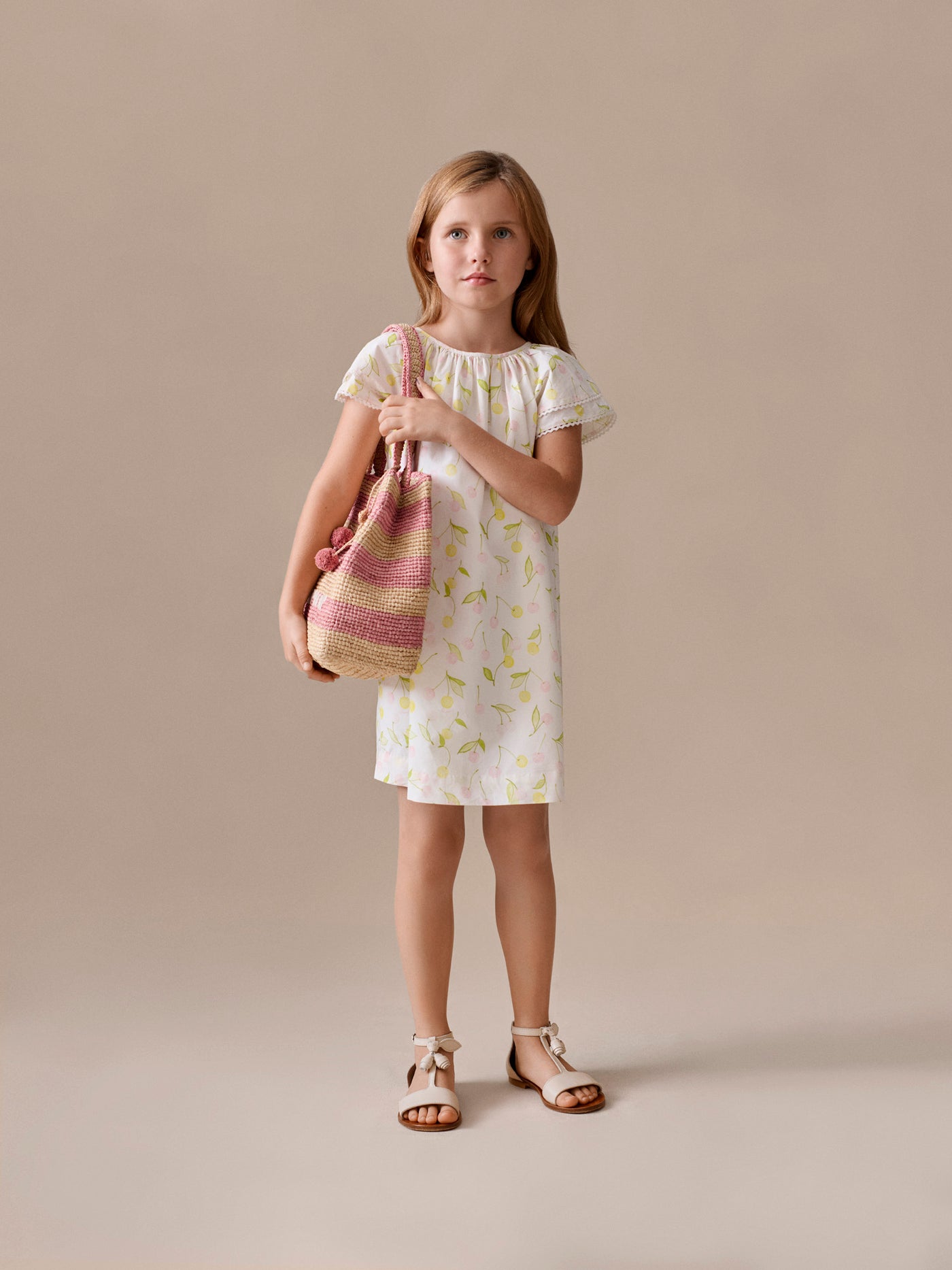 Look de niña verano 2026 - Vestido primaveral con estampado de cerezas