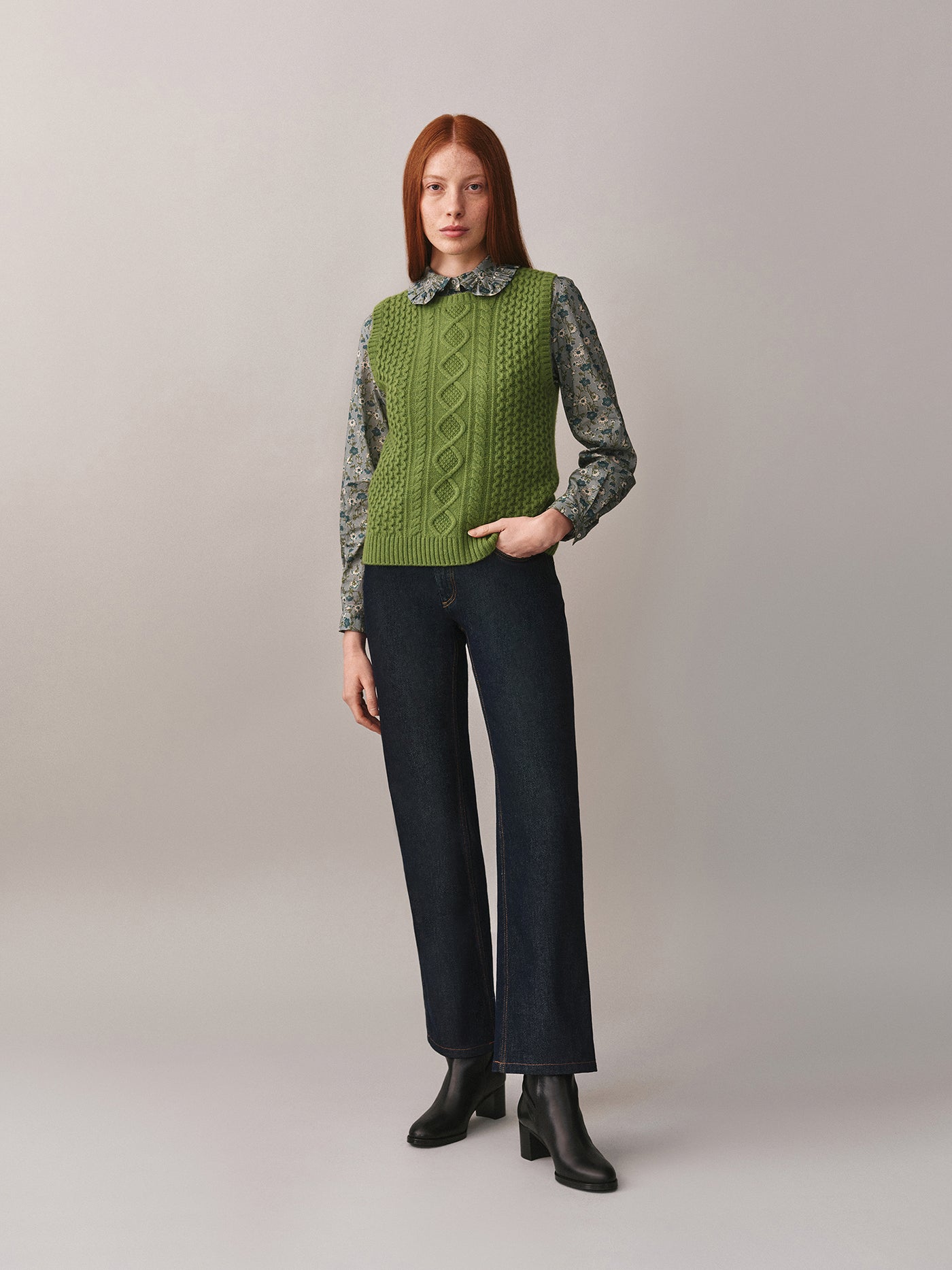 Damen Winterlook 2025 – Ärmelloser Pullover mit Zopfmuster