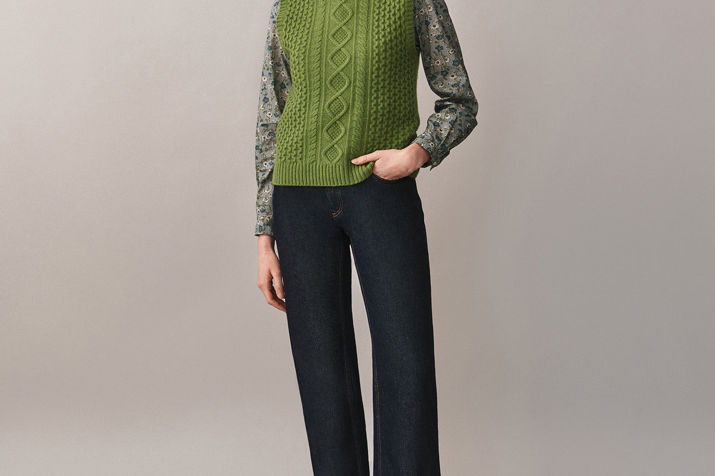 Look de mujer invierno 2025 - Jersey sin mangas de punto trenzado