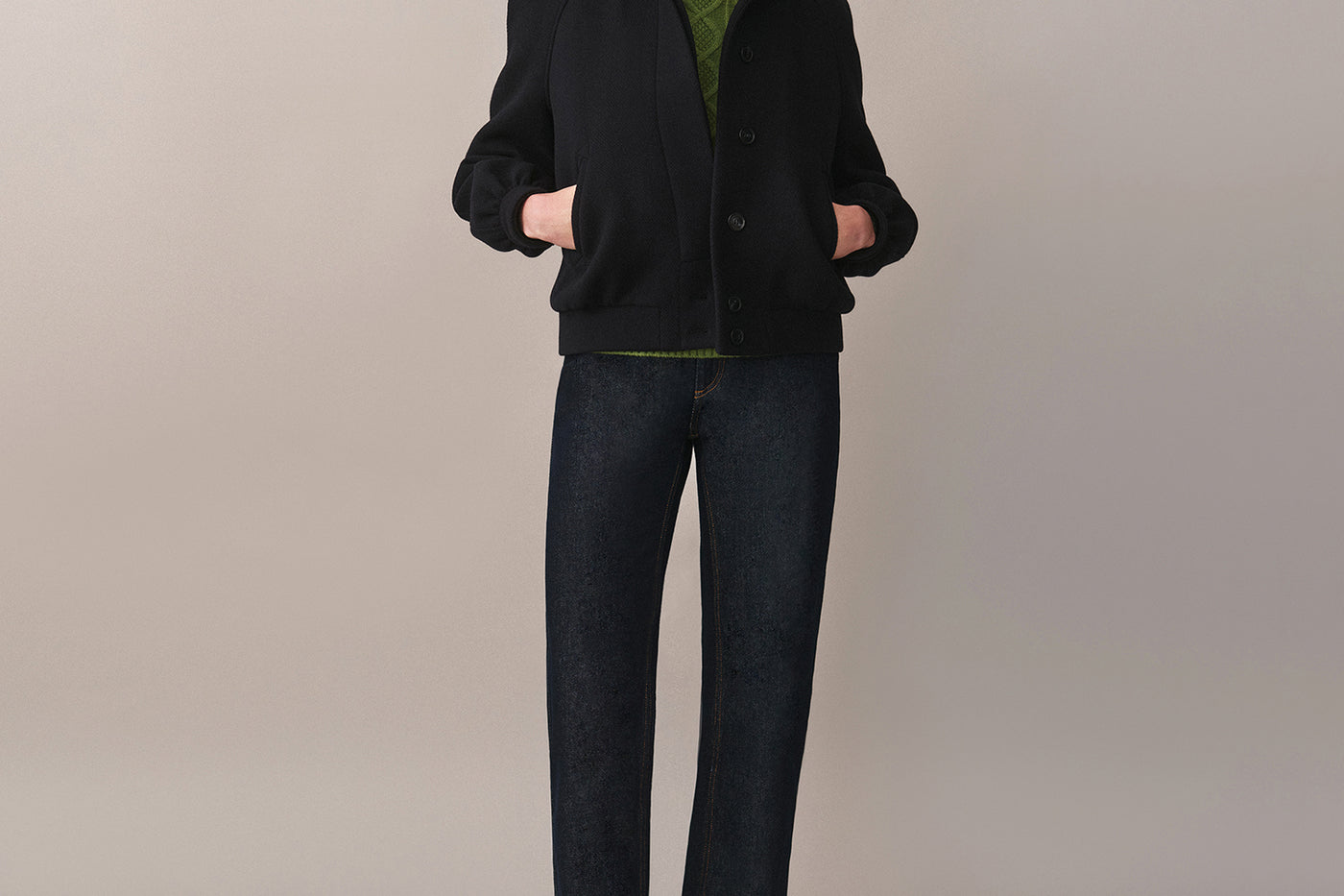 Look de mujer invierno 2025 - Chaqueta de lana corta