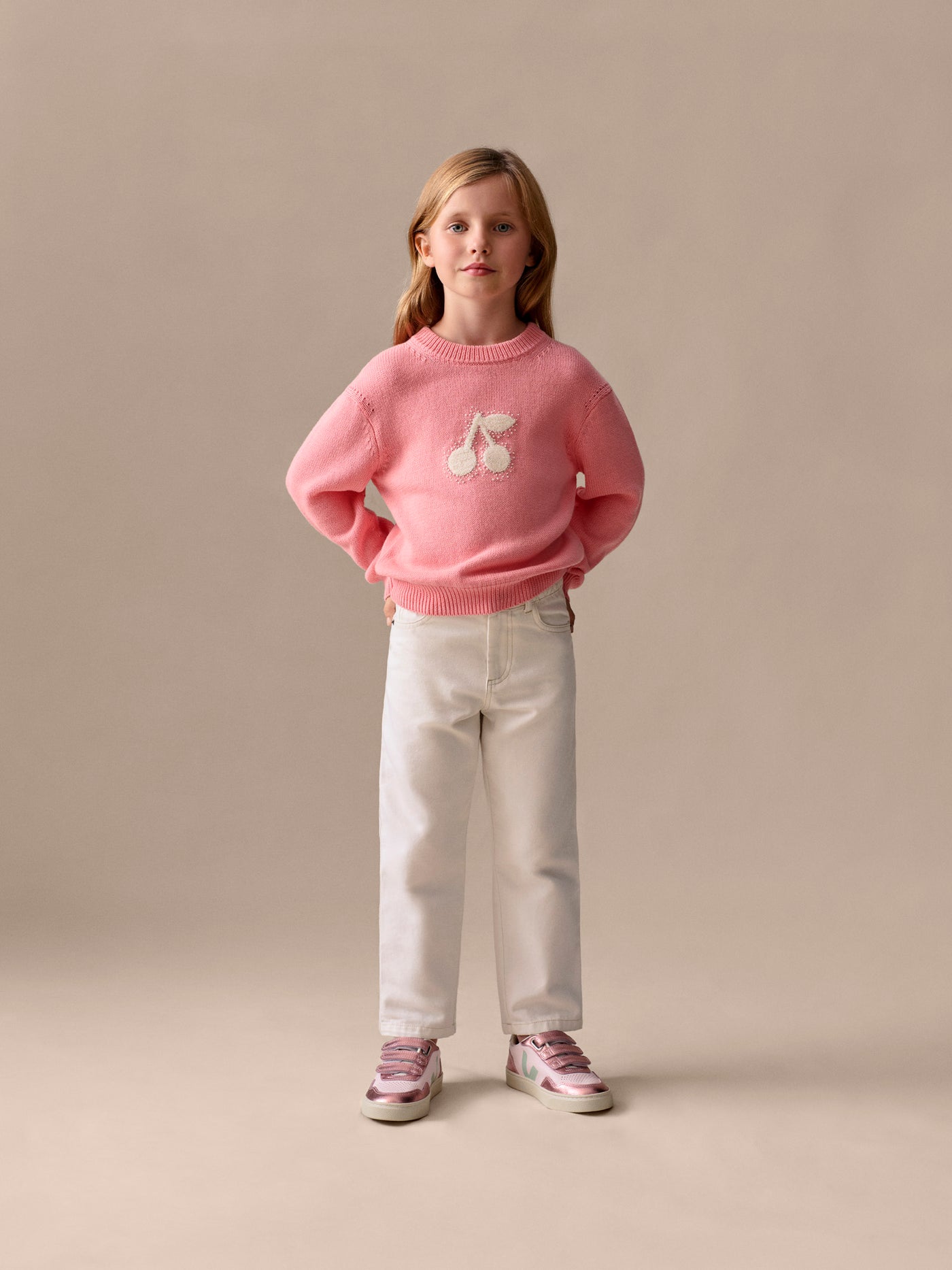 Look Fille Eté 2026 - Pull brodé cerise
