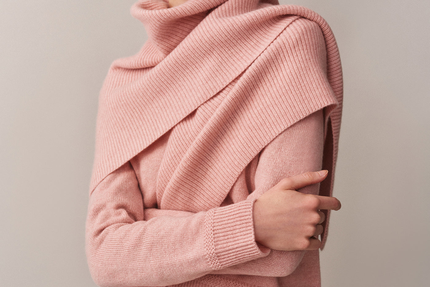 Look de mujer invierno 2025 - Jersey de cachemir
