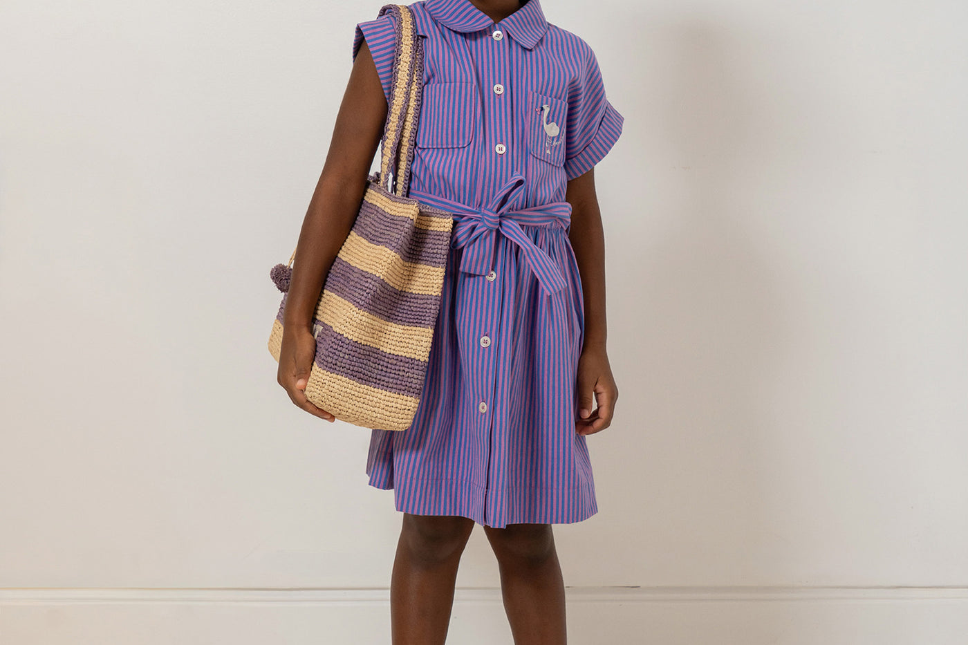 Look de niña colección Crucero 2026 - Vestido de rayas morado