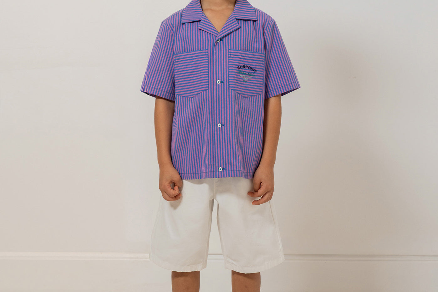 Look de niño colección Crucero 2026 - Camisa de rayas morada