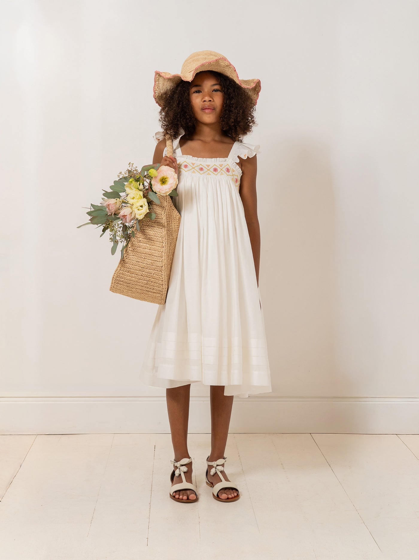 Look de niña verano 2026 - Vestido con punto smock bordado a mano en algodón orgánico