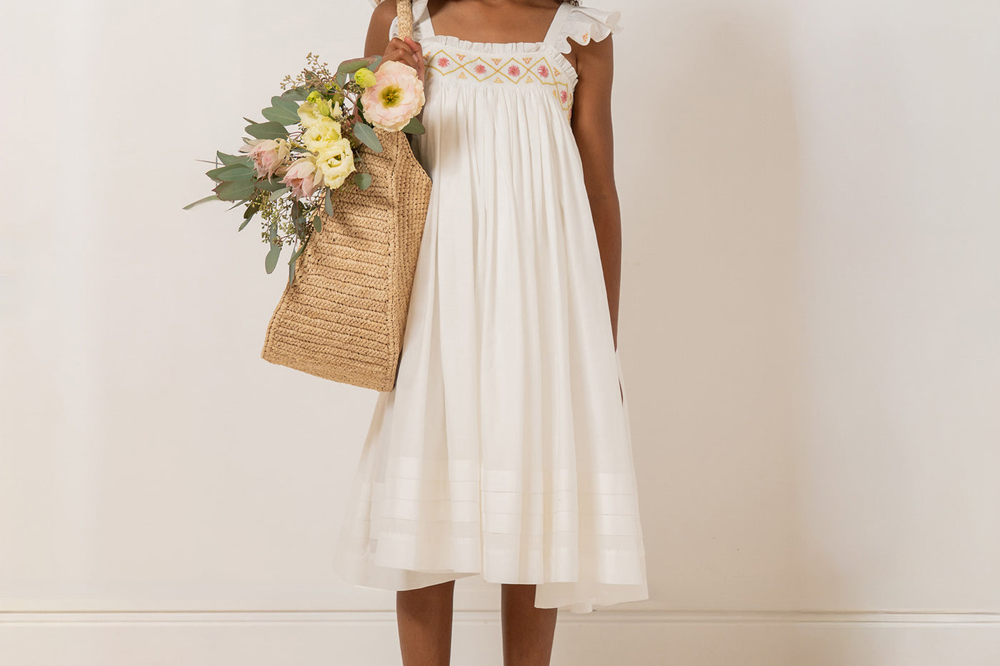 Look de niña verano 2026 - Vestido con punto smock bordado a mano en algodón orgánico