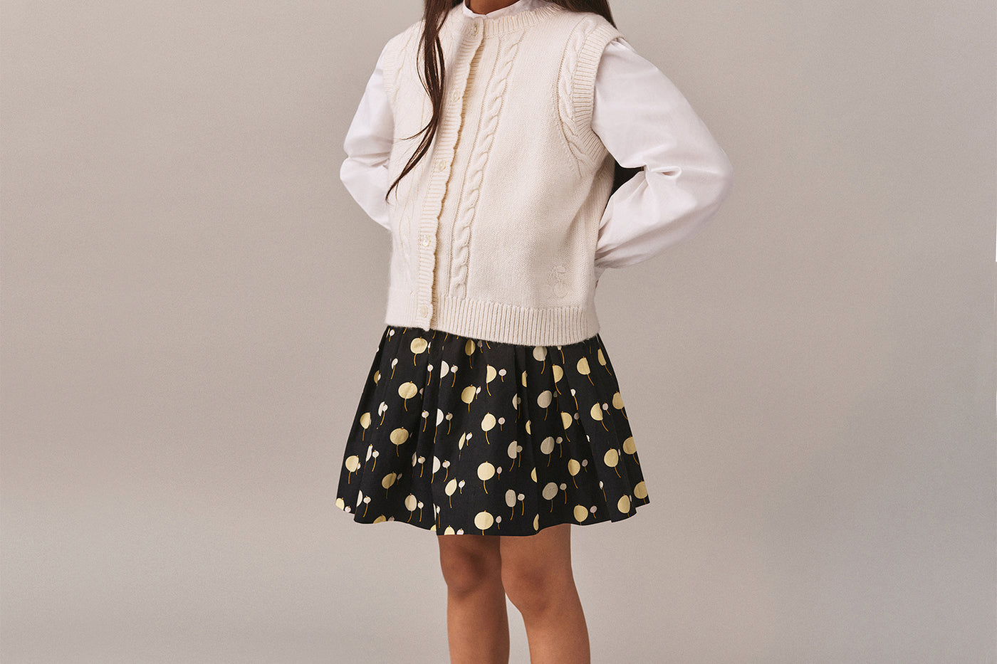 Look de niña preotoño 2025 Cárdigan sin mangas