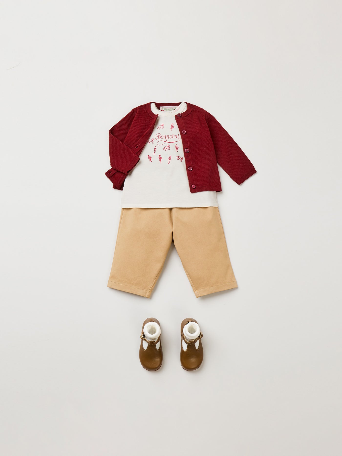 Invierno 2023 look con camiseta cira de bebé niña