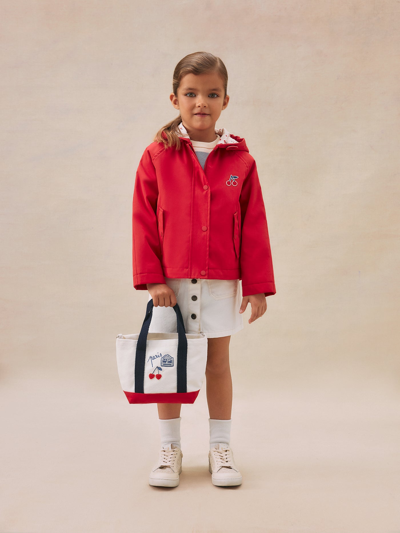 Look de niña verano 2025 Chaqueta roja