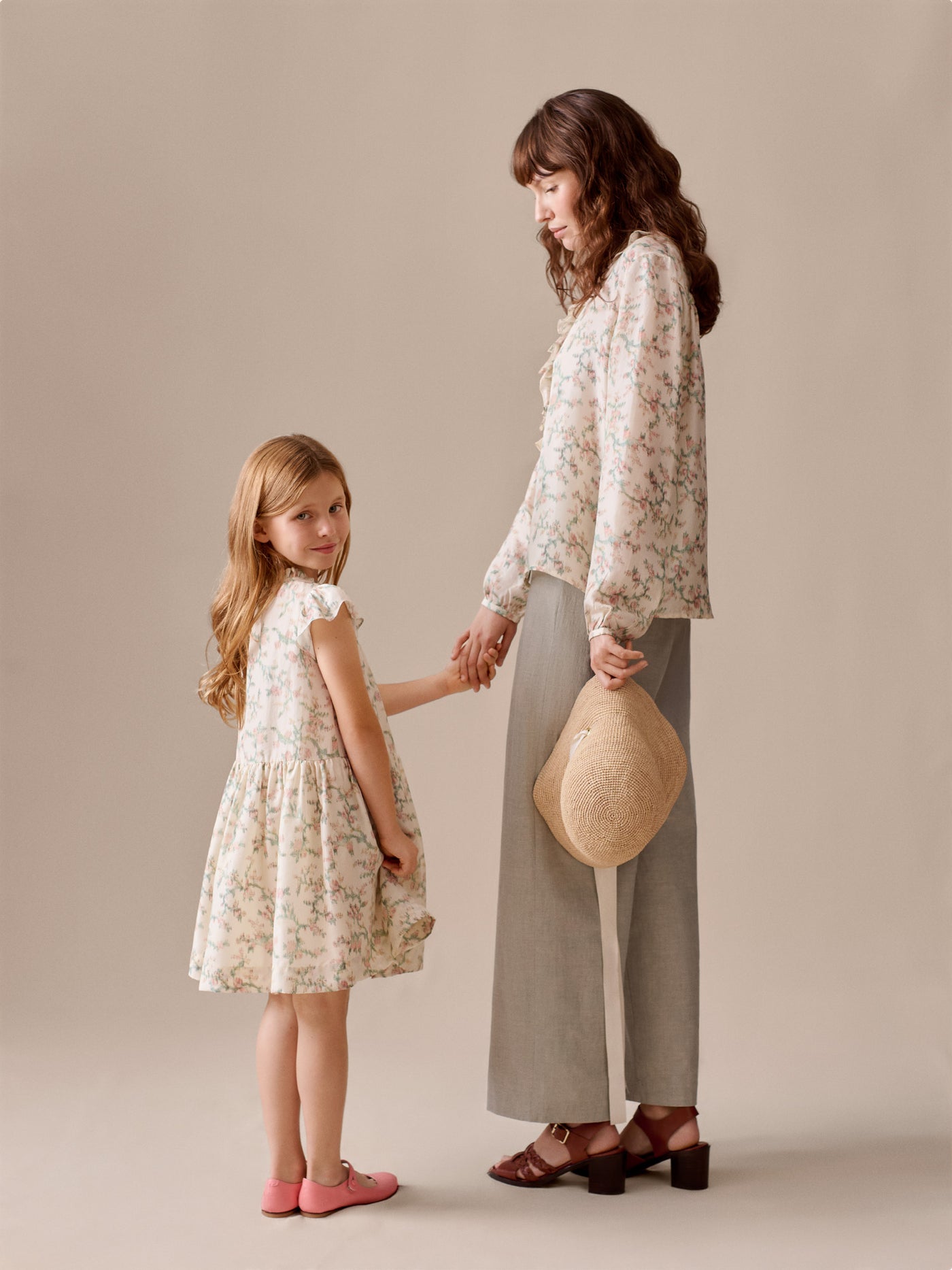 Look dúo verano 2026 - Vestido de niña y blusa de mujer en seda