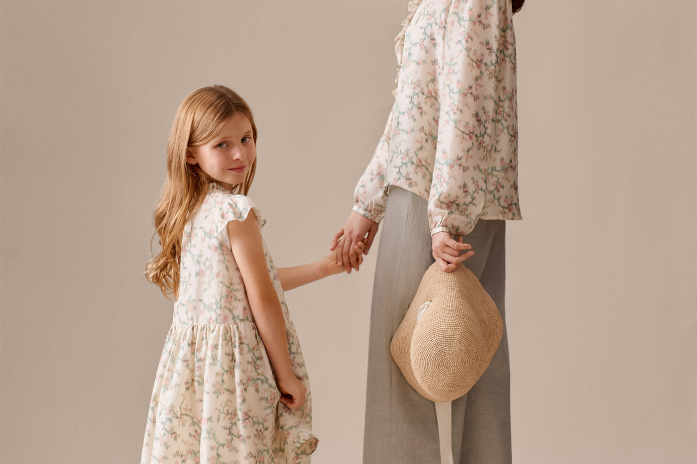 Look dúo verano 2026 - Vestido de niña y blusa de mujer en seda