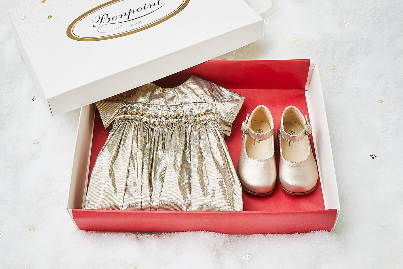 Caja regalo de Navidad con vestido y zapatos dorados de bebé niña