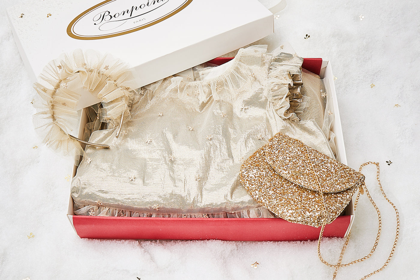 Caja regalo de Navidad con vestido y accesorios dorados de niña