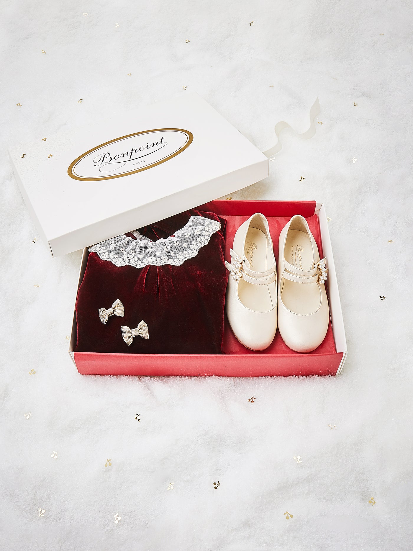 Caja regalo de Navidad con vestido de terciopelo burdeos de niña