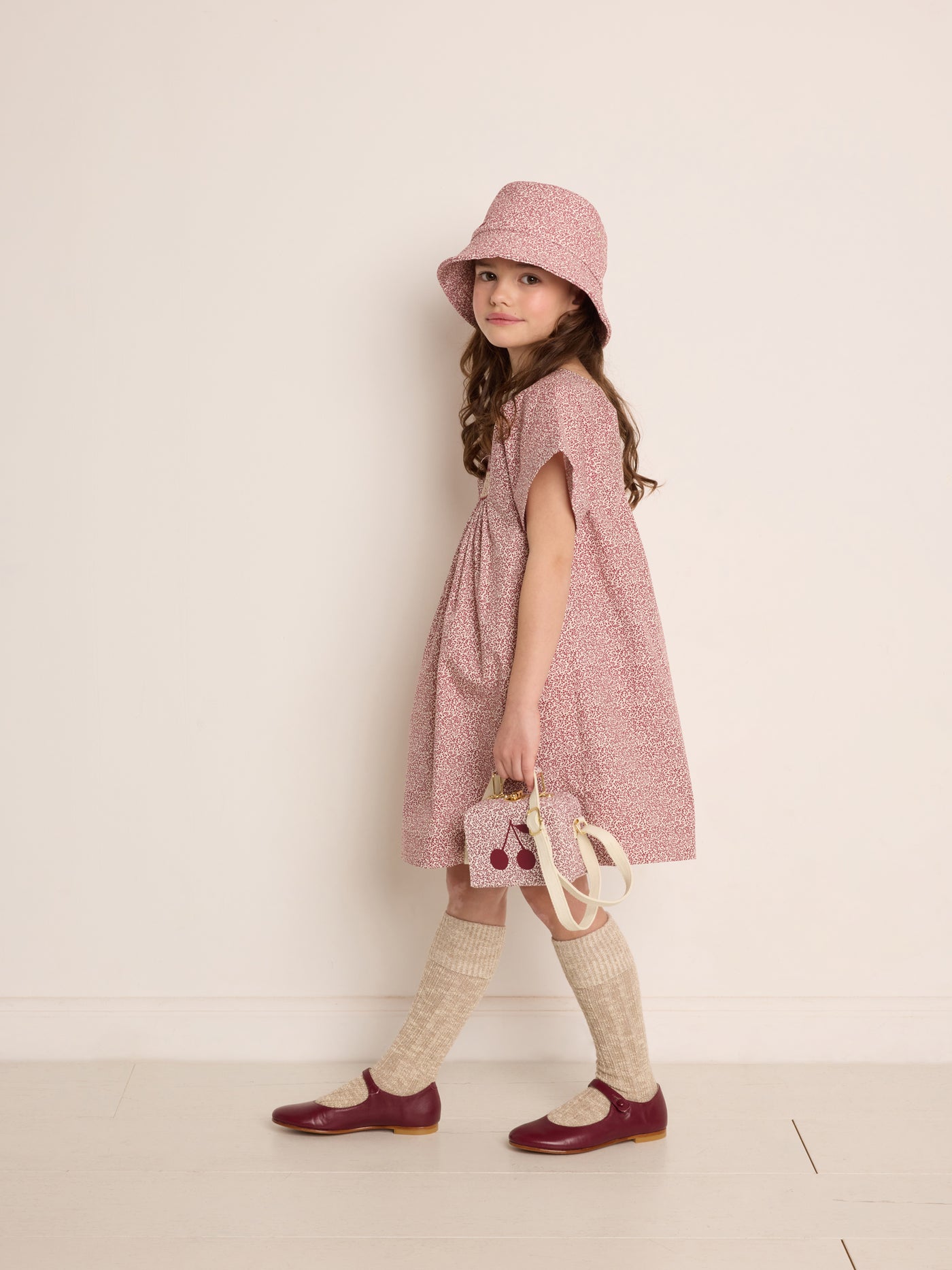 Invierno 2023 look con vestido con punto smock de niña