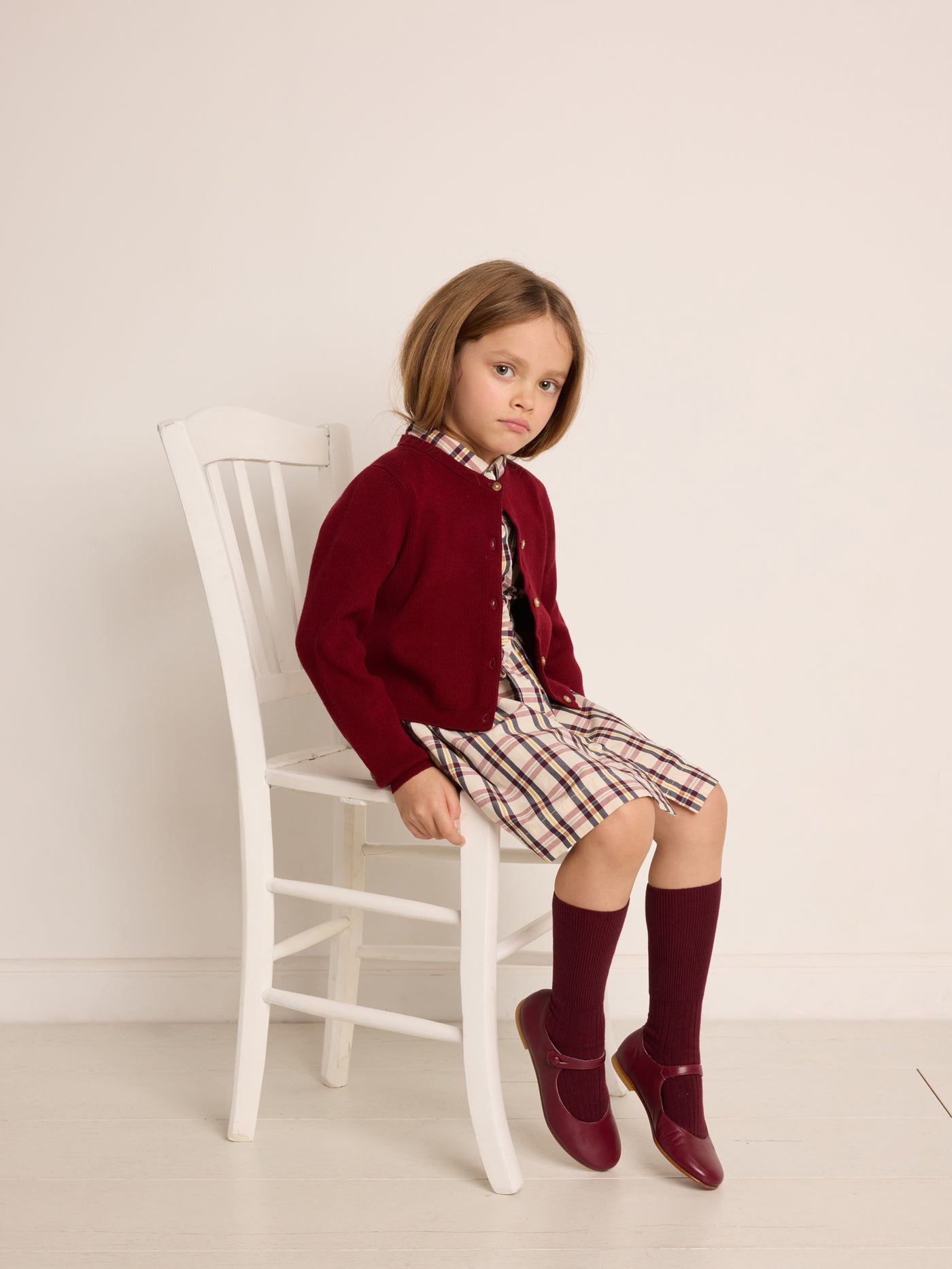Invierno 2023 look con vestido de cuadros de niña