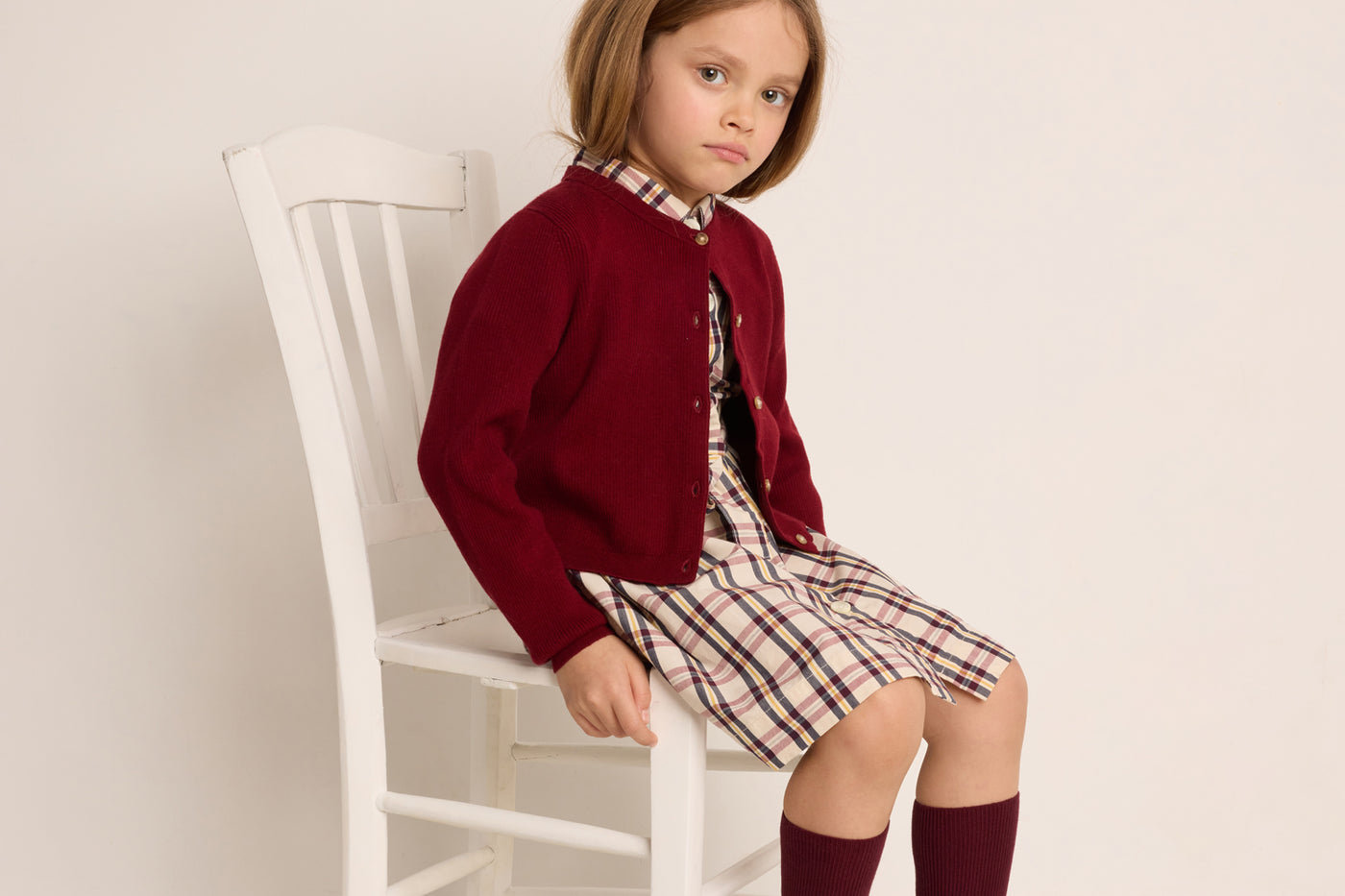 Invierno 2023 look con vestido de cuadros de niña