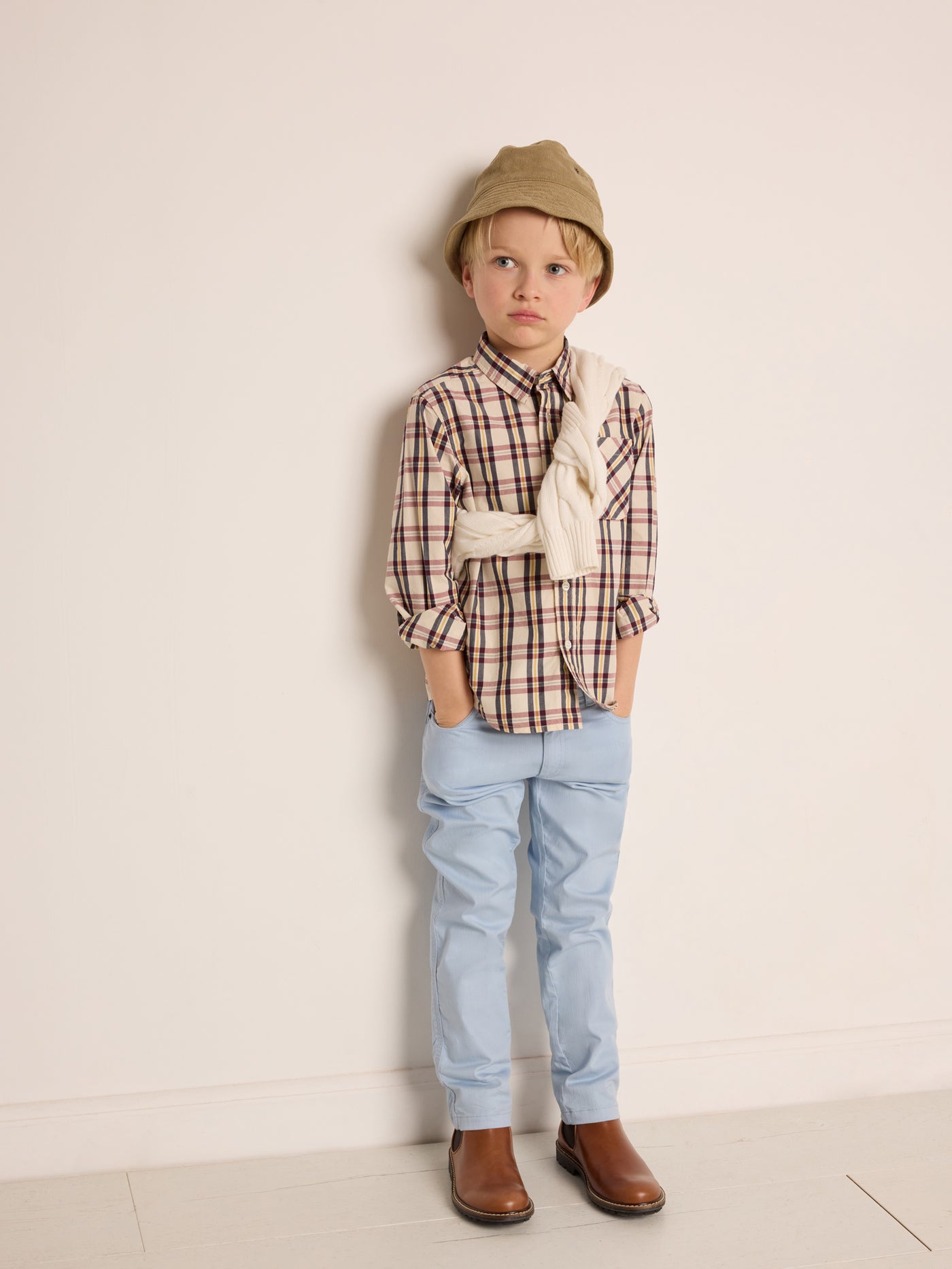 Invierno 2023 look con cárdigan blanco de niño